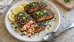 エアフライヤーでカリッと香ばしいサーモンのごま衣焼き：レモンでさっぱり仕上げ