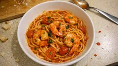 トマト缶なしで作れる：ケチャップで簡単「えびのガーリックトマトパスタ」